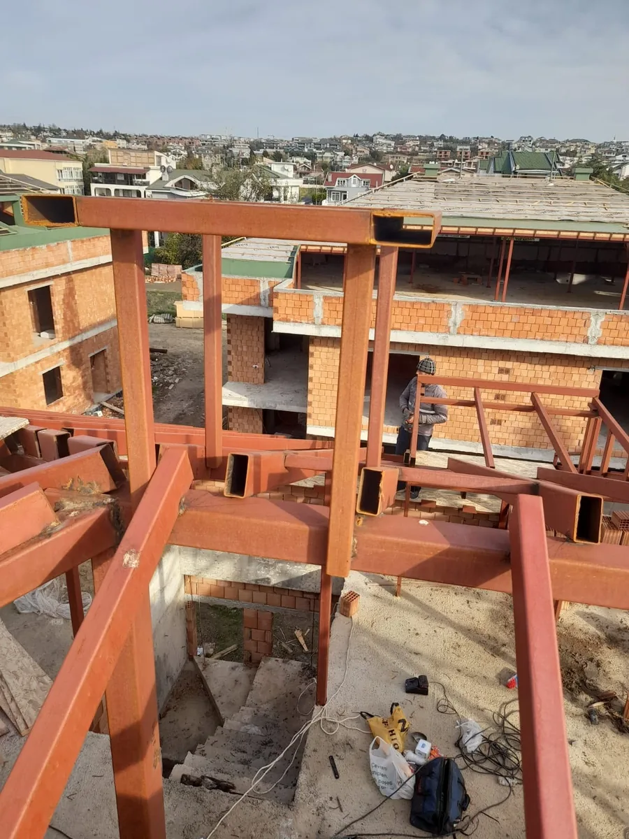 Villa projesinde çelik konstrüksiyon çatı iskeleti imalatı